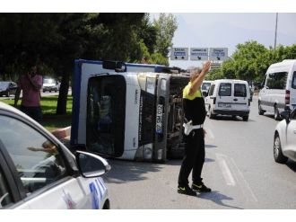 Yan Yatan Kamyonetteki 4 Kişi Burunları Bile Kanamadan Kurtuldu
