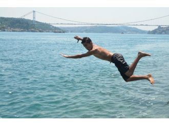 Termometreler 39’u Gösterdi, İstanbullular Denize Koştu