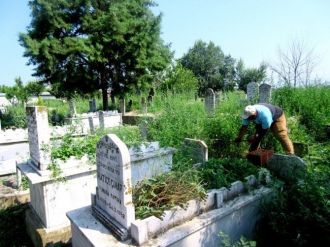 Sarıgöl’de Mezarlıklarda Hummalı Çalışma