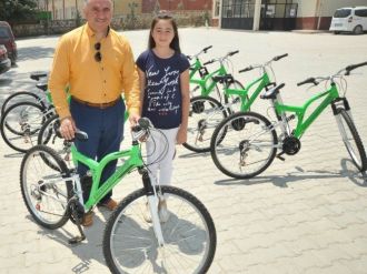 Başarılı Öğrenciler Bisikletle Ödüllendirildi