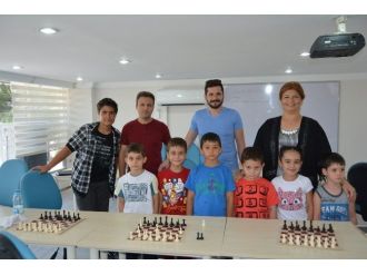 Yunusemre Belediyesi Satranç Öğretiyor
