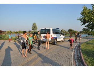 Çocukların Yapay Gölet Keyfi