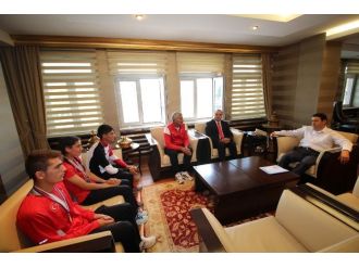 Vali Işın, Milli Atletleri Kabul Etti