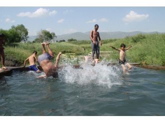 Sıcaktan Bunalan Gençler Soğuk Kaplıca Çermiğinde Serinlediler