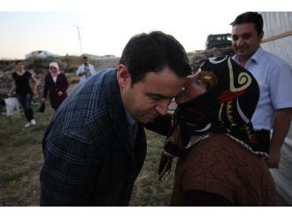 Vali Işın, İftarda Fatma Nine’ye Misafir Oldu