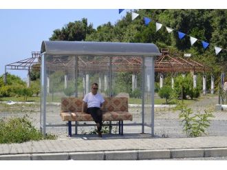 Otobüs Durağına Kanepe Koydu