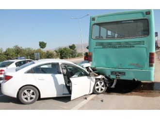 Otomobil Otobüse Çarptı: 3 Yaralı