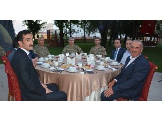 Tatvan’da Şehit Ve Gazi Yakınlarına İftar Verildi