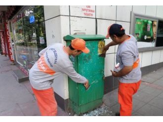 İzmit Belediyesi Ekipleri Afiş Temizliğinde