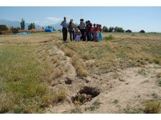 Bolvadin’de Toprakta Oluşan Dev Yarıkların Nedeni Araştırılmaya Başlandı