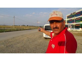 Sürücülere Kızan Çiftçi Traktörüyle Yolu Kapattı