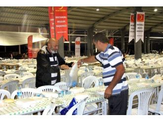 Engelliler İçin İftar Sofralarından Kapak Topluyor