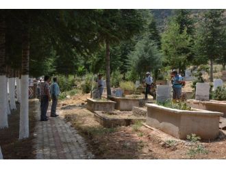 Elmalı’da Mezarlıklara Bayram Bakımı