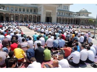 Millet Camii Ramazan’ın Son Cuma Namazında Doldu Taştı
