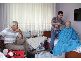 Akyazı Belediyesi’nden Bayram Öncesi Yaşlılara Berber Hizmeti