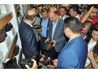 Esnaf Ziyareti Yapan Sağlık Bakanı 3 Çift Ayakkabı Aldı
