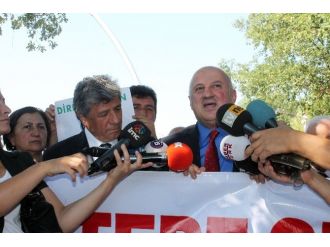 Chp’li Vekillerden Meclis Önünde Cerattepe Eylemi