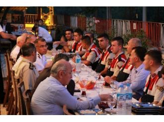 Vali Azizoğlu Askerlerle İftarda Buluştu