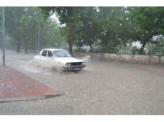 Vezirköprü’de Sağanak Ve Dolu Hayatı Felç Etti