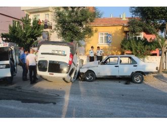 Polis Aracı İle Otomobil Çarpıştı: 3 Yaralı
