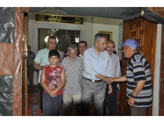 Teravih Namazı Sonrası Arınç İzdihamı