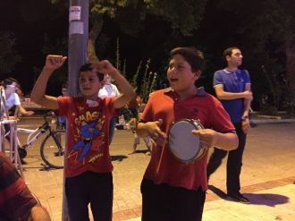 Çocuklar Bayram Harçlığını Darbuka Çalarak Çıkarıyorlar