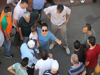 Kucağında çocuğuyla meydan okudu!