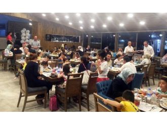 Başkan Çetin Öksüz Ve Yetimlere İftar Verdi