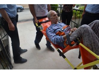 76 Yaşındaki Yaşlı Adam Mutfakta Kendi Kendini Bıçakladı