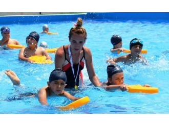 Öğrenciler Havuzlara Akın Ediyor