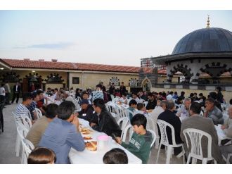 Yozgat Bilal Şahin Külliyesinde Hafızlara Ve Vatandaşlara İftar Yemeği Verildi