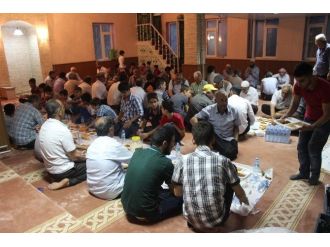 Kuran Kursları Ve Camileri Yaptırma Derneği İftar Yemeği Verdi