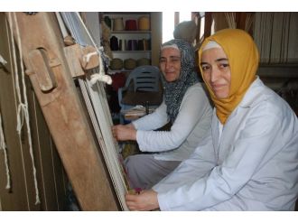 Kilim Dokuma Sanatını İki Kız Kardeş Yaşatmaya Çalışıyor