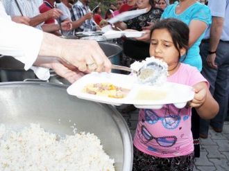 Manyas Protokolü Roman Vatandaşlarla Birlikte İftar Yaptı
