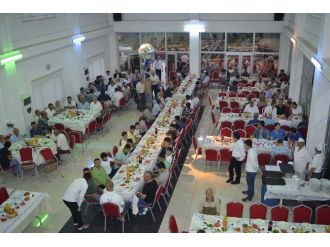 ­iş Adamından İftar Yemeği