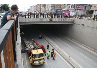 Yozgat’ta Vinç Üst Geçide Çarptı