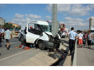 Kontrolden Çıkan Minibüs Elektrik Direğine Çarptı