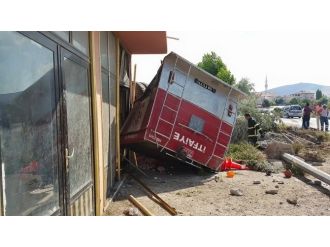 Yangına Giden İtfaiye Aracı Takla Attı: 3 Yaralı