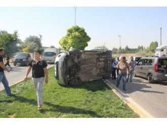 Orta Refüje Çarparak Takla Atan Araçtaki 4 Kişi Yaralandı