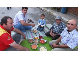 Burhaniye’de Toplu İftar Geleneğini Devam Ettiriyorlar