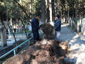 Mezarlık İçerisinde Bulunan Katı Atık ve Çöpler Temizlendi