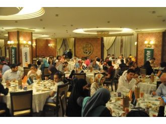 Eminevim Kayıtlı Müşterilerine İftar Yemeği Verdi