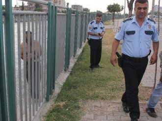 Kanala Giren Engelli Genç Polisi Alarma Geçirdi