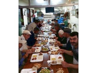 Hür Kahvehanesi’nden Müşterilerine İftar