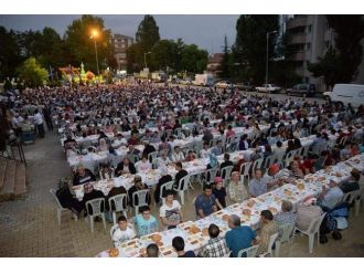 Bilecik Cumhuriyet Meydanında İftar Coşkusu