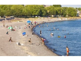 Serinlemek İsteyenler Van Gölü’ne Koşuyor