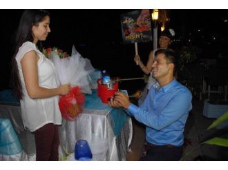 Fethiye’de Havai Fişekli Evlenme Teklifi