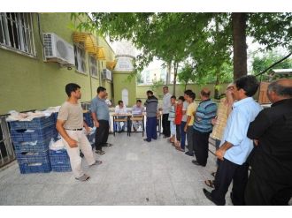 Almanya’daki Hayırseverlerden Suriyelilere 3 Kamyon Yardım