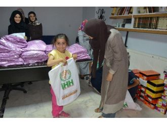 İhh, Yetim Çocuklara Bayramlık Dağıttı
