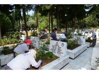 Mezarlıklar Bayram Ziyaretleri İçin Hazırlandı